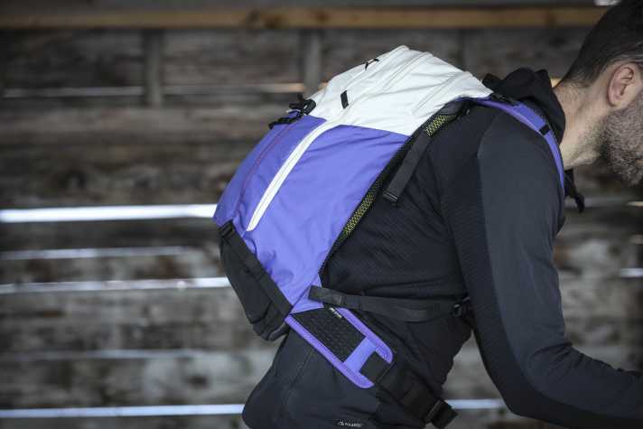 It’s a shame: the somewhat rigid back system doesn’t adapt perfectly to the riding position, which puts tension on the hip belt.