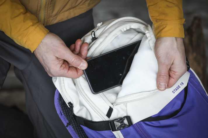 The organisation system of the Stage has been carefully thought out. There is a padded compartment for a smartphone or glasses ...