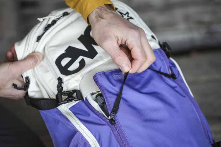 Typical of Evoc: the double zip on the tool pocket. We find it a bit fiddly to use.