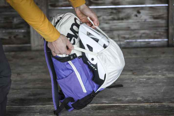 The separate compartment for a hydration bladder and the roll-out helmet holder are practical features.