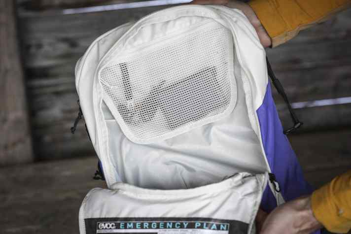 ... as well as a main compartment that opens fully and has a light-coloured lining.