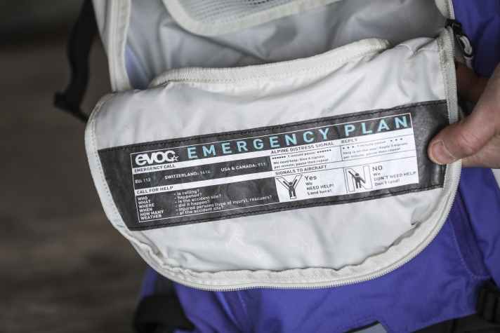 Alpine emergency signals help in the event of an accident and provide information on emergency numbers.