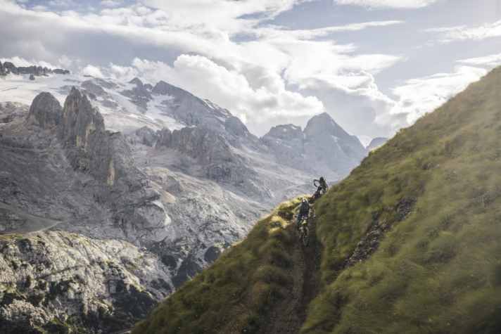 Marmolada-Supertrail-Runde: Die Eiskönigin der italienischen Ostalpen schaut während dieser Tour zu.