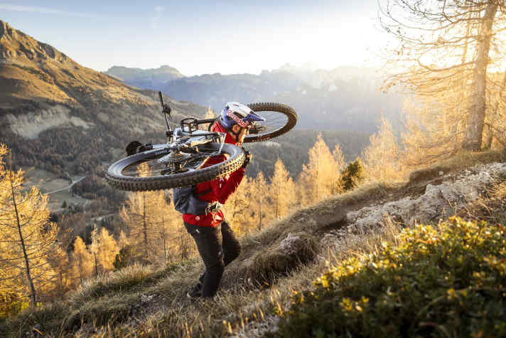 Mit unter 19 Kilogramm kann man das Bike zur Not auch mal schultern.