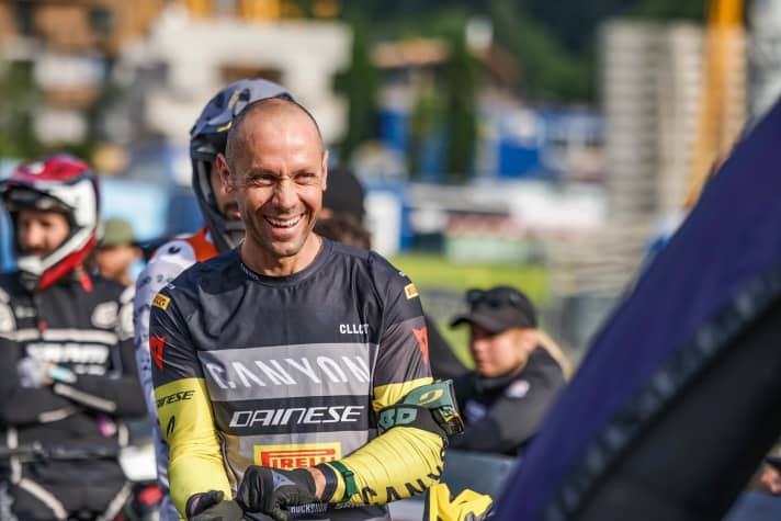 Fabien Barel: “Wenn man sich unsere Zeiten auf den Downhills anschaut, dann ist es erstaunlich, wie schnell und effizient die Bikes sind. Ich sehe eine großartige Zukunft für E-Bike-Rennen und ein riesiges Interesse der Industrie und auch der Endverbraucher. Dass wir mit dem Rennformat jetzt Teil des Weltcups sind, ist wichtig und ein fantastisches Gefühl.”