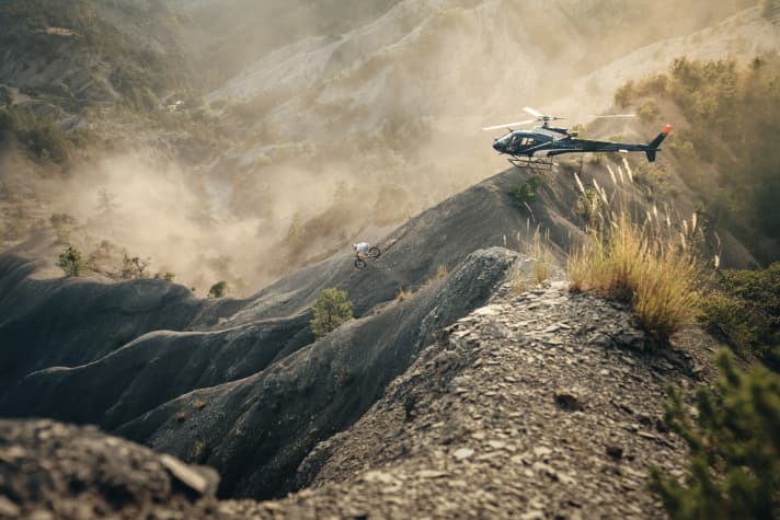 Epic downhill on the French Riviera - Fabio Wibmer even flies a helicopter to the starting point in the video.