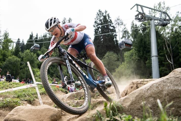 Kurz, hart und sehr technisch geht’s bei Cross Country MTB-Rennen zur Sache. 