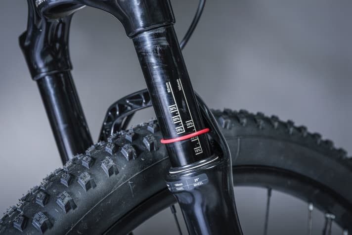 Some forks and shocks have a SAG scale, but always a rubber ring that indicates the SAG. | Photo. Georg Grieshaber
