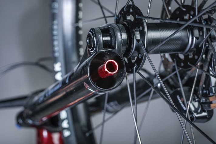 Die Zugstufe bzw. Rebound erkennt man an der roten Einstellschraube.