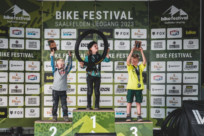 Wie hier beim BIKE Festival in Leogang, gibt es beim VPace Kids Cup auch kleine Sachpreise zu gewinnen. Eine Teilnehmermedaille darf aber jedes Kind mit nach Hause nehmen.