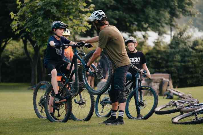 Beim Family Bike Derby lernt die Jugend die Fahrtechnik von echten Profis und ist damit schon bald schneller als die Erwachsenen.