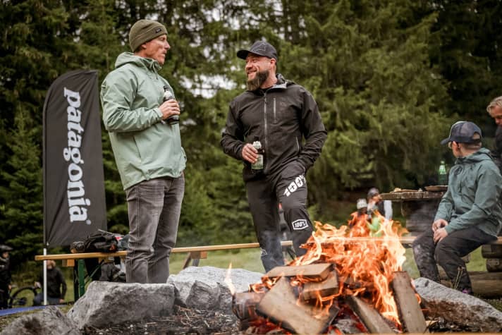 Entspannter Väterplausch am Lagerfeuer.