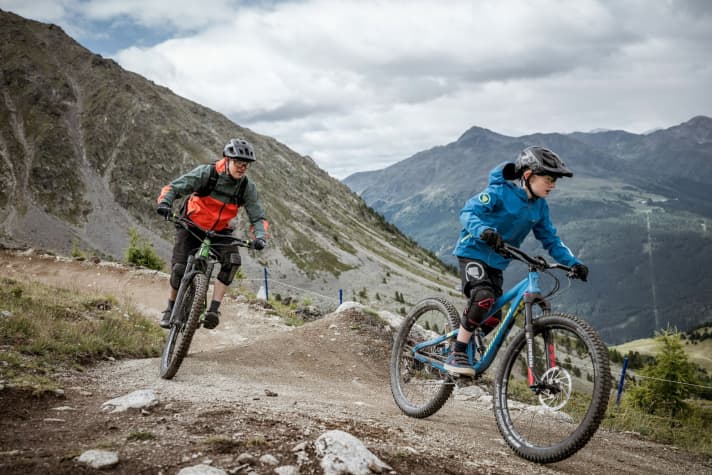 Der gutmütige Zirm-Trail ließ die Federungen im Standby-Modus verharren.