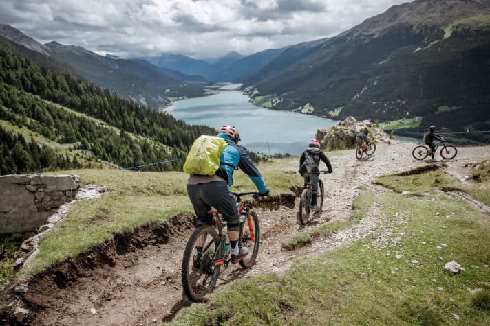 Super Trails und beste Aussicht: Auf der Hochebene Plamort gibt es freien Blick auf den Reschensee und das von Wolkenbergen umwaberte Ortler-Massiv.
