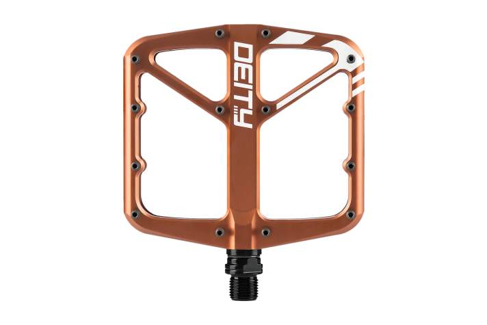 Deity Supervillain: Diese Dinger sollen wie Kaugummi an den Füßen kleben