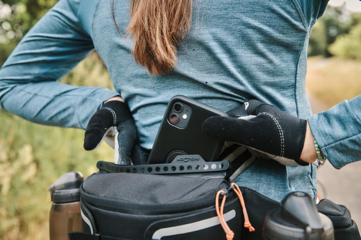Well protected even in the rain: a magnetic strip hermetically seals the mobile phone compartment