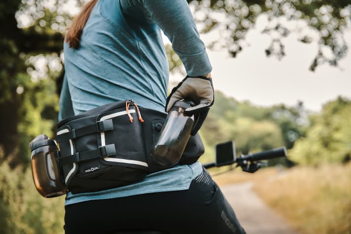 The drinking bottles can be easily detached from the holder with a simple twist