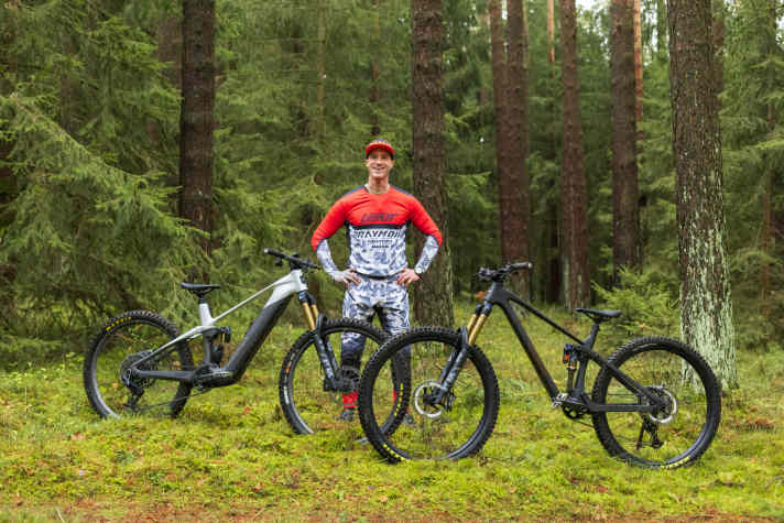 Der Oberpfälzer startet nahezu bei jeder Disziplin und ist Deutschlands schnellster E-Racer. Nach dem Aus des GasGas-Teams im gestrichenen EDR-E-Worldcup kehrt Fischi zu seinem Ex-Sponsor Raymon zurück. Damit ist auch seine damals selbst entwickelte E-Bike-Klischeefigur Uncle Ray wieder da. Fischi verriet uns: „Manchmal wäre ich gerne wie Uncle Ray“.