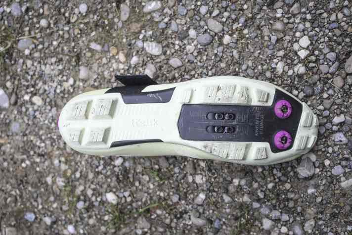 The carbon sole is ultra-stiff. On the pedals, this gives you plenty of shoe. When walking, however, you have to accept compromises