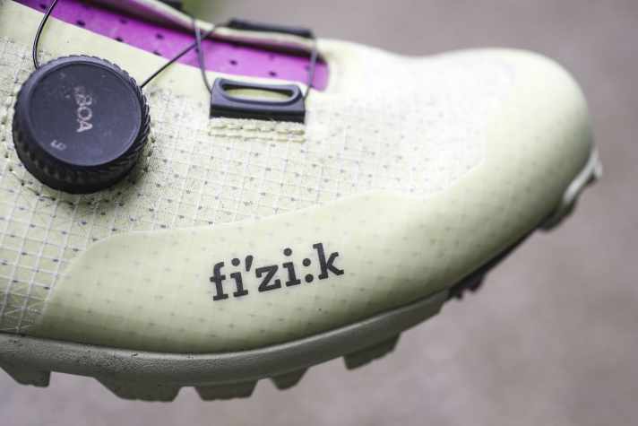 Das leichte Rip-Stop-Material ist robust, zugfest und dennoch luftiger als der Oberstoff der meisten anderen Gravel-Schuhe