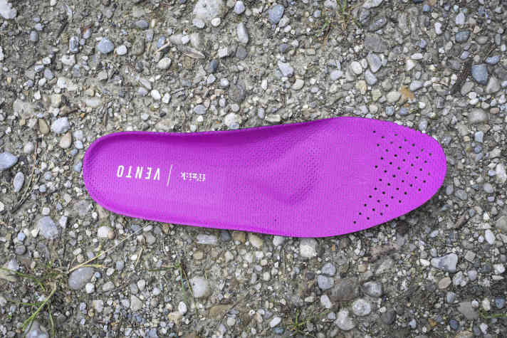 Die Einlegesohle verfügt über eine deutlich spürbare Pelotte - zu Beginn etwas gewöhnungsbedürftig