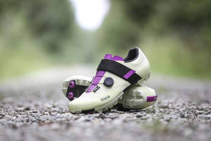 Kein Schuh zum Bummeln. Der Fizik Vento Ferox Carbon ist steif und schnell und ein echter Gravel-Racer