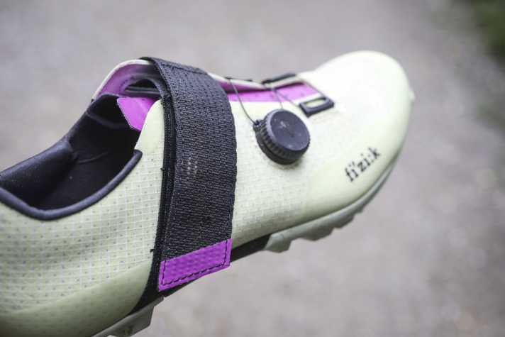 Die breite Klettlasche bringt ordentlich Zug auf den Spann und ist fein einstellbar