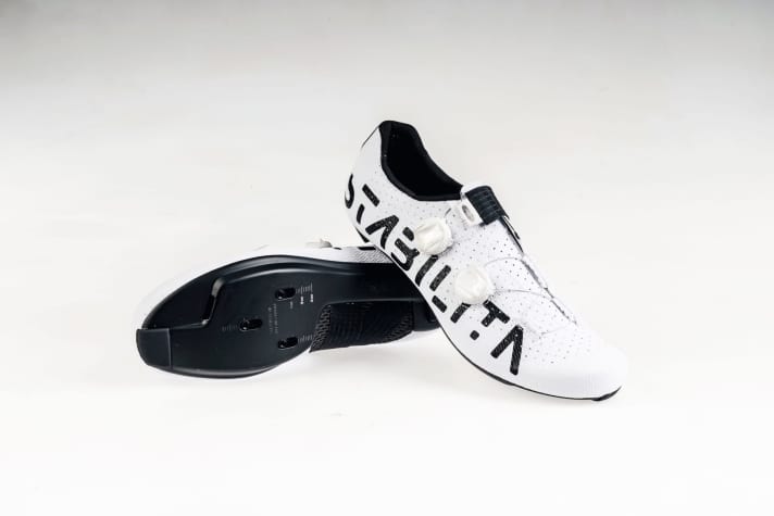Ein <a href="https://www.tour-magazin.de/kaufberatung/bekleidung/schuhe/rennradschuhe-im-test-15-top-modelle-im-tour-check/" target="_blank" rel="noopener noreferrer">Top-Modell unter den Rennradschuhen</a> ist der Fizik Vento Stabilita Carbon.