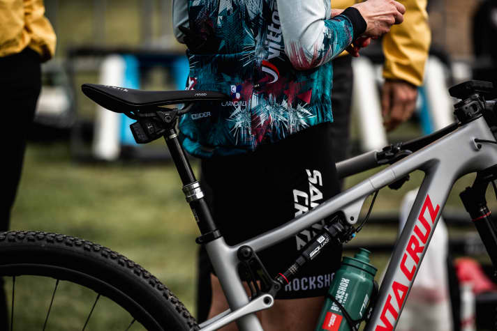 Ab auf den Trail: Die Form des Vento Argo X1 passt sich laut Fizik an die Beininnenseite des Fahrers an.