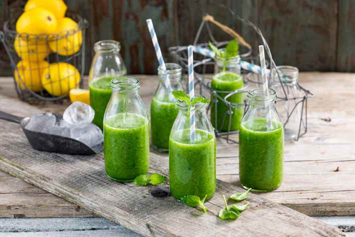 Zitronensaft und Eiswürfel machen den grünen Smoothie besonders erfrischend.