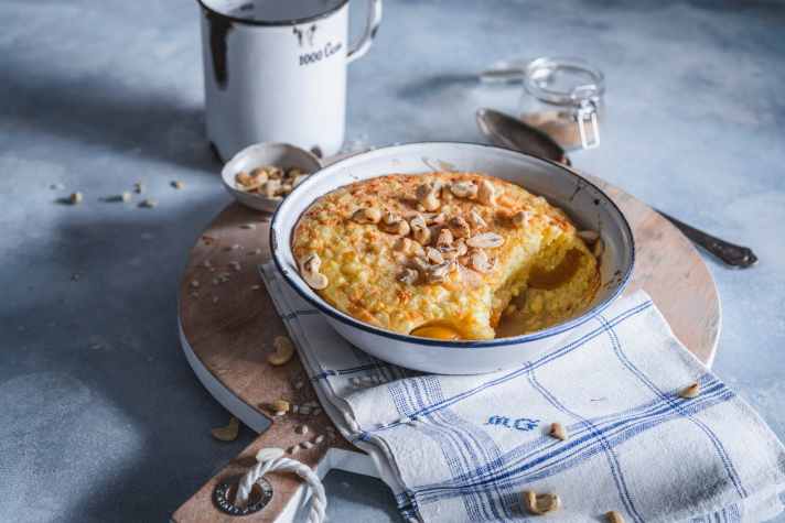 Gerichte, wie dieser süße Reisauflauf mit Nüssen und Früchten, füllen die Energiespeicher nach der Tour am besten auf.