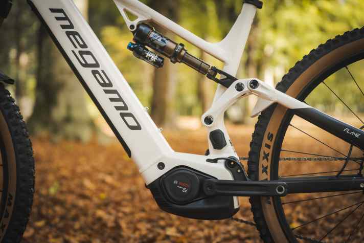 The four-bar rear suspension is designed to ensure maximum control on descents.