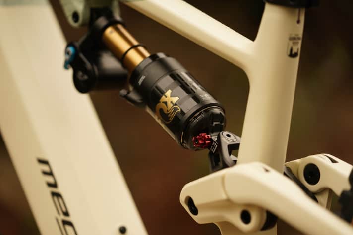 The rear Megamo Flame CRB delivers 160 mm of travel, with a thick X2 shock from Fox in the top model.