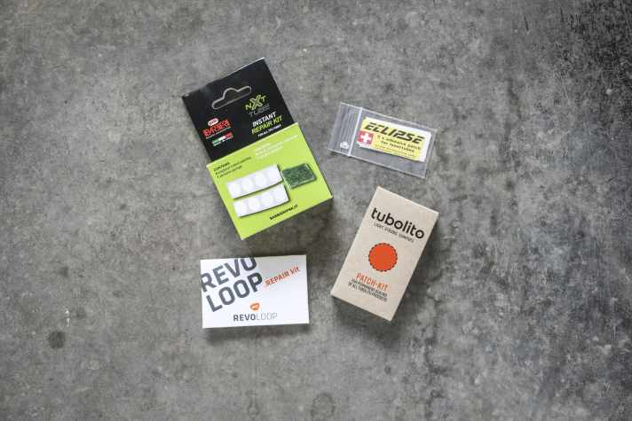 Super, wenn ein paar Flicken gleich beim Schlauch mit dabei liegen. Ansonsten gibt es eine gute Auswahl an passenden Flick-Sets