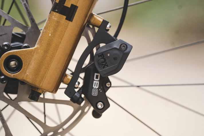 Two sensors provide the data basis for the Fox Live Valve Neo system. These are mounted on the brake callipers.