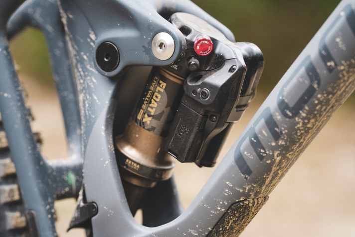 Like Rockshox, Fox also relies on individual, removable batteries. A replacement for the jersey pocket costs a whopping 99 euros.