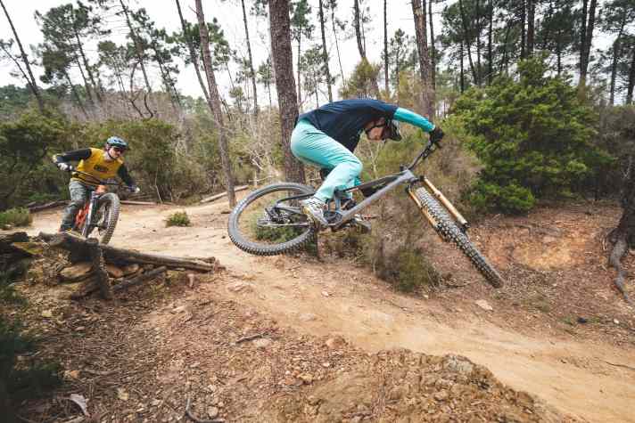 Both Fox Live Valve Neo and Rockshox Flight Attendant are fast. On landing, the suspension travel is seamlessly available.