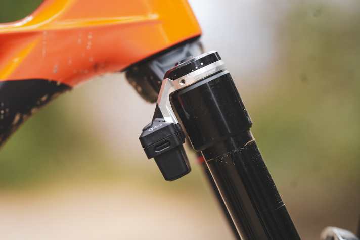 Jedes Bauteil des Rockshox Flight Attendant Ecosystems benötigt einen eigenen Akku. Es handelt sich um dieselben Energiespeicher, wie in den bekannten Sram AXS Schaltwerken.