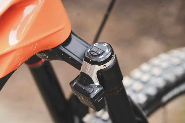 LEDs on the fork crown indicate which mode the Rockshox Flight Attendant System is currently in.