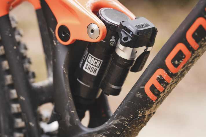 Kleine elektrische Stellmotoren nehmen an den Rockshox Flight Attendant Gabeln und Dämpfer vollautomatisch Setup-Veränderungen vor.