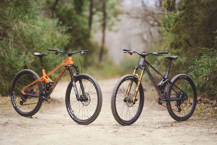 Rockshox gegen Fox: Mit zwei baugleichen Mondraker Foxy Bikes wollten wir herausfinden, welcher Hersteller aktuell das beste E-Fahrwerk baut.
