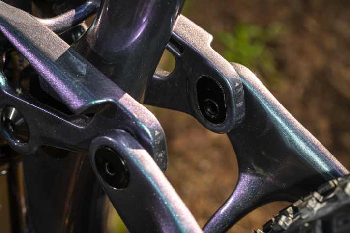 The flip chip on the upper rocker arm of the Maestro suspension system has three positions for adjusting the driving behaviour