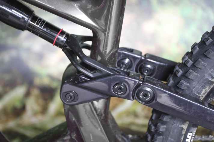 Not only the main frame, but also the rear triangle and linkage on the new Uproc X are made of carbon. The frame has a high-quality finish and a robust design.