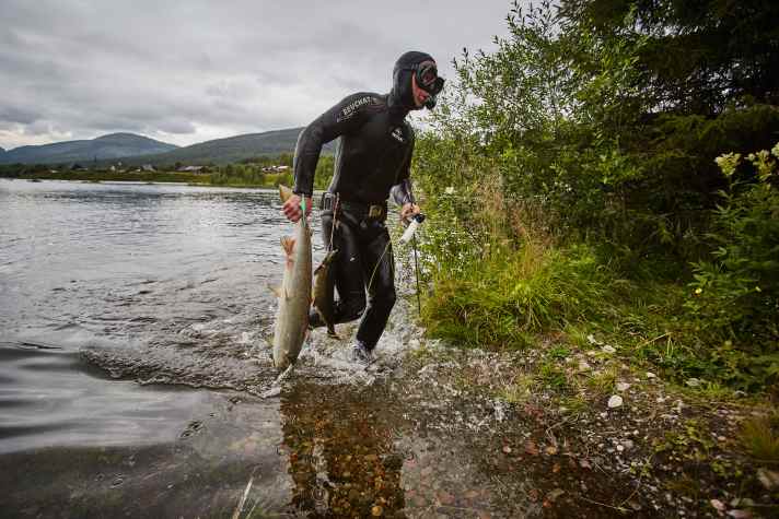 Abendessen selbst fangen? Kein Problem für Freitaucher Richard Gasperotti. | Foto Milos Stafek