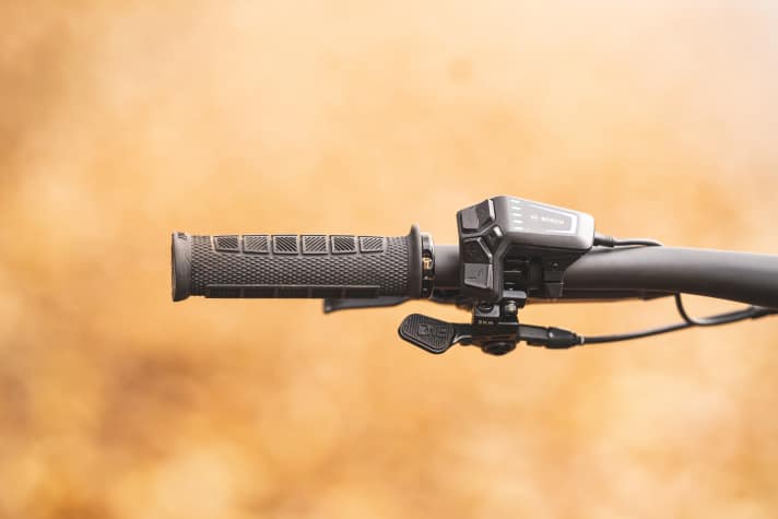 Das Jam² kommt nicht mit Mini Remote und Systemcontroller, sondern mit der kabelgebundenen LED-Remote am Lenker.