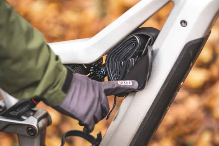 Im Rahmendreieck steckt eine kleine Tasche, die Platz für einen Schlauch und etwas Werkzeug bietet.