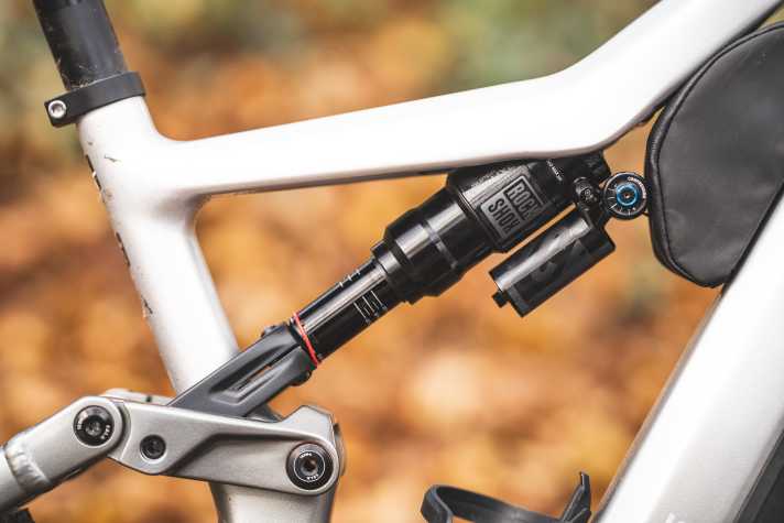 Das Heck hält ein Rockshox Superdeluxe Select+ im Zaum.