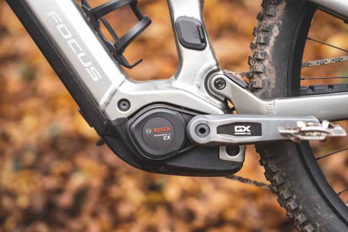 Endlich klapperfrei: Der neue Bosch-Motor ist leiser und klappert nicht mehr. Auf dem Trail fährt das Jam² angenehm auf Flüsterkurs. So leise sind E-MTBs sehr selten.