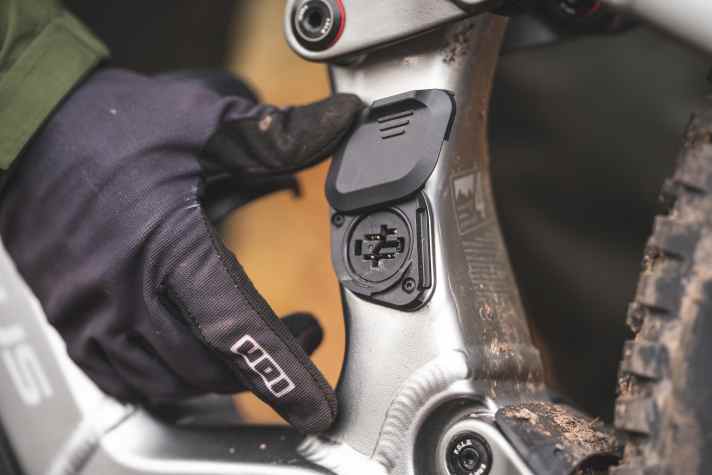 Der eigens entwickelte Ladeport liegt flach am Bike an. So ist er nicht im Weg, wenn der optionale Range Extender (250 Wh) angeschlossen ist.