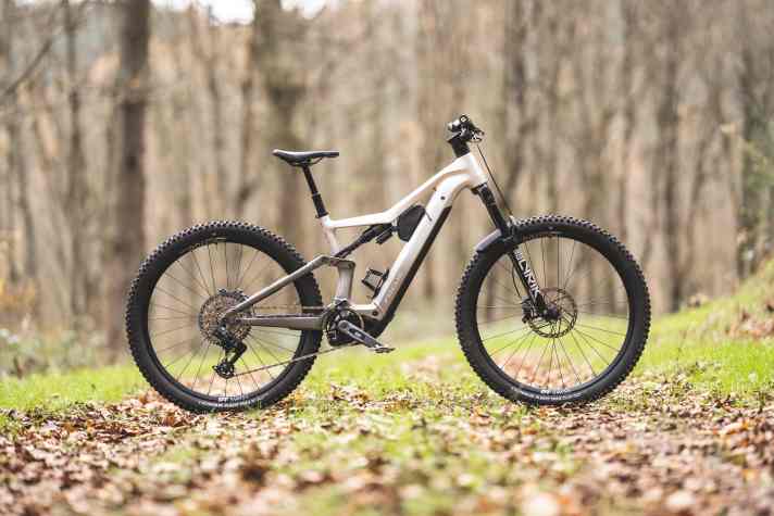 Das Focus Jam² 6.0 ist mit 160/150 mm Federweg gut bestückt, will aber mit gemäßigter Ausrichtung eher Allrounder denn Mini-Enduro sein.